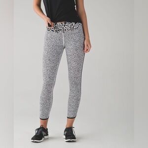 Lululemon Real Quick Tight
Miss Mosaic White size 6 EUC